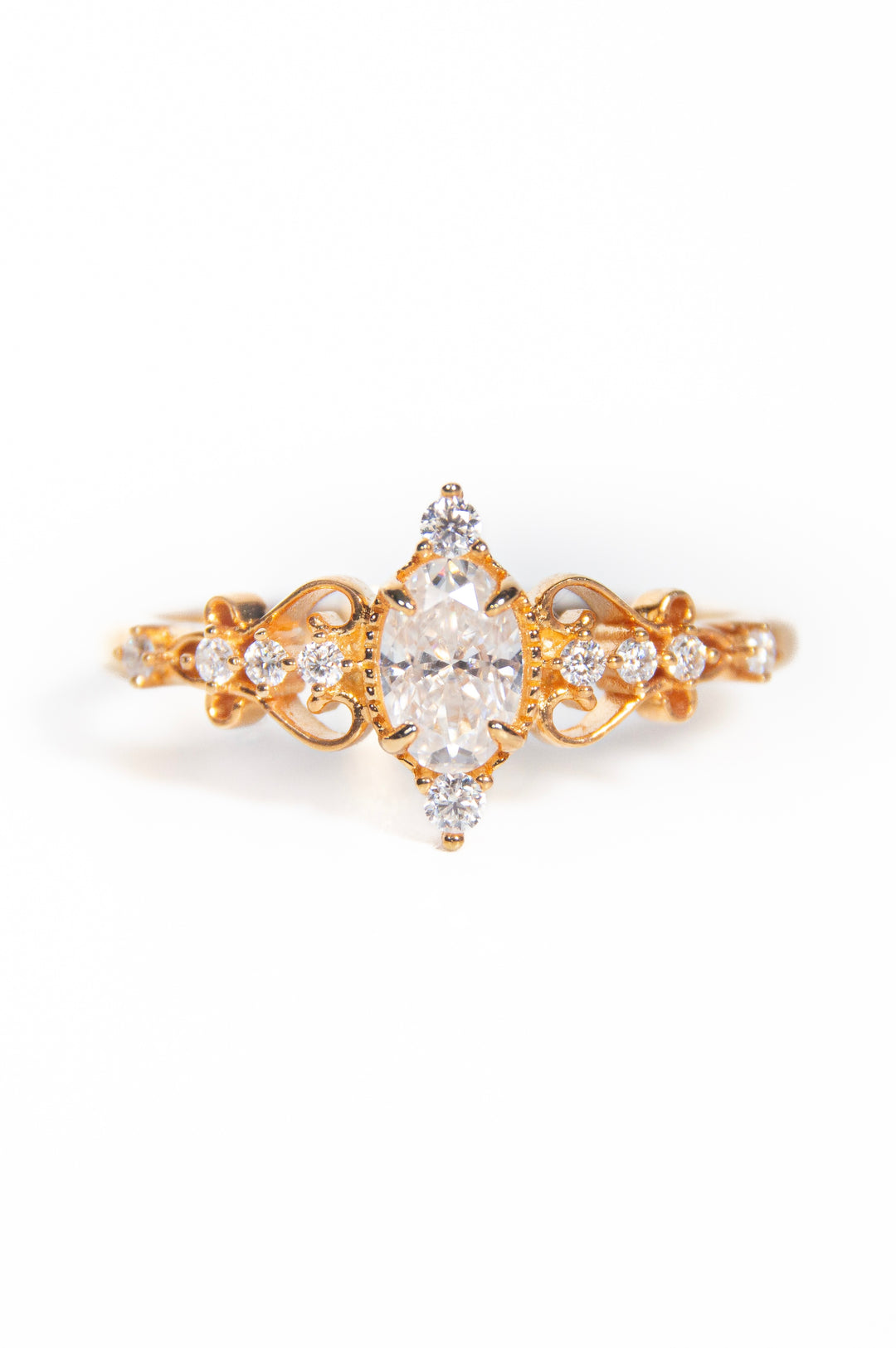 anello in oro, una corona impreziosita con un bellissimo zircone taglio marquise, intagli floreali sulle spallette con pavé di moissanite