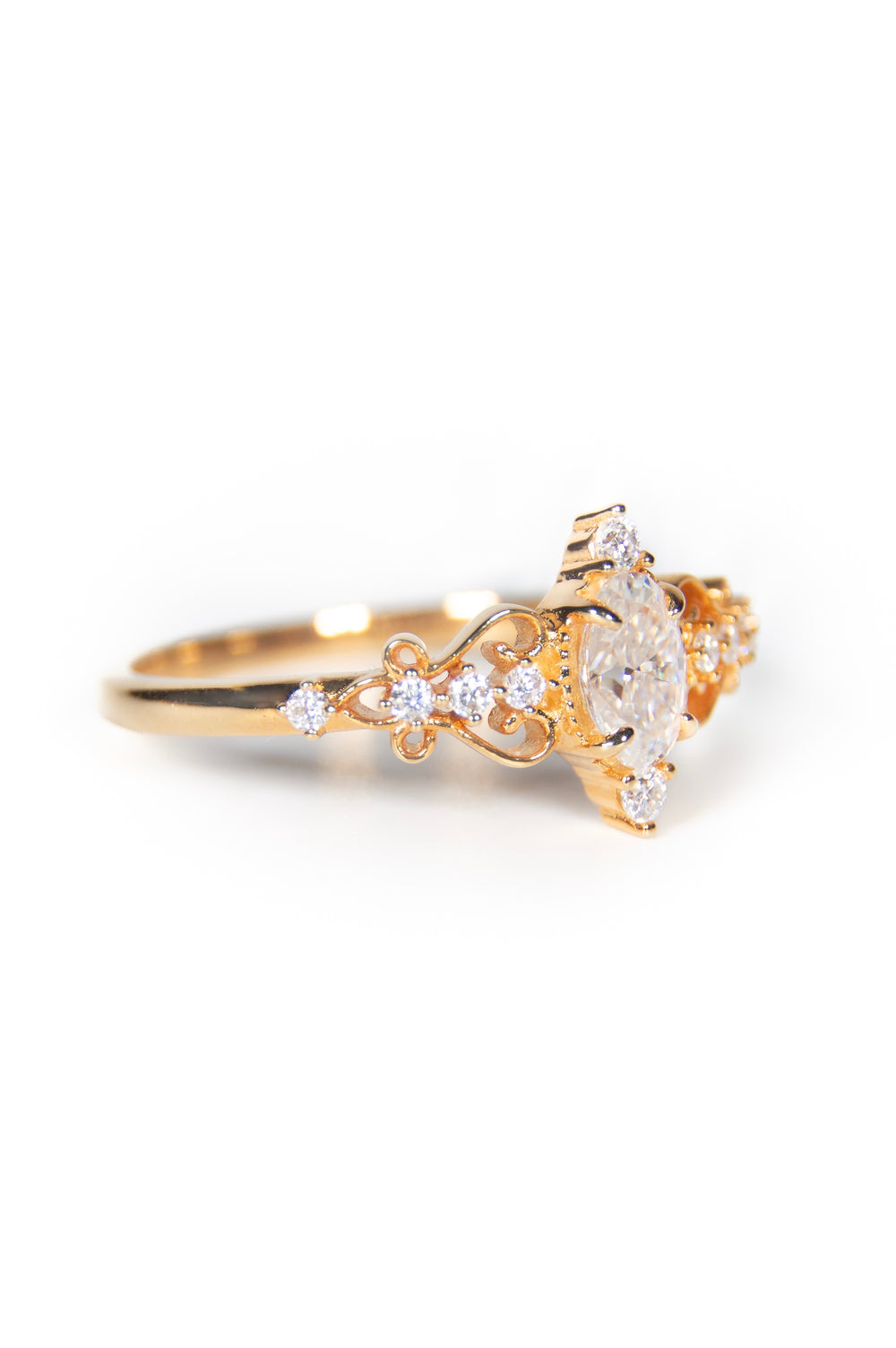pavé di moissanite incastonato in una bellissima spalletta decorata in stile principesco su sfondo bianco