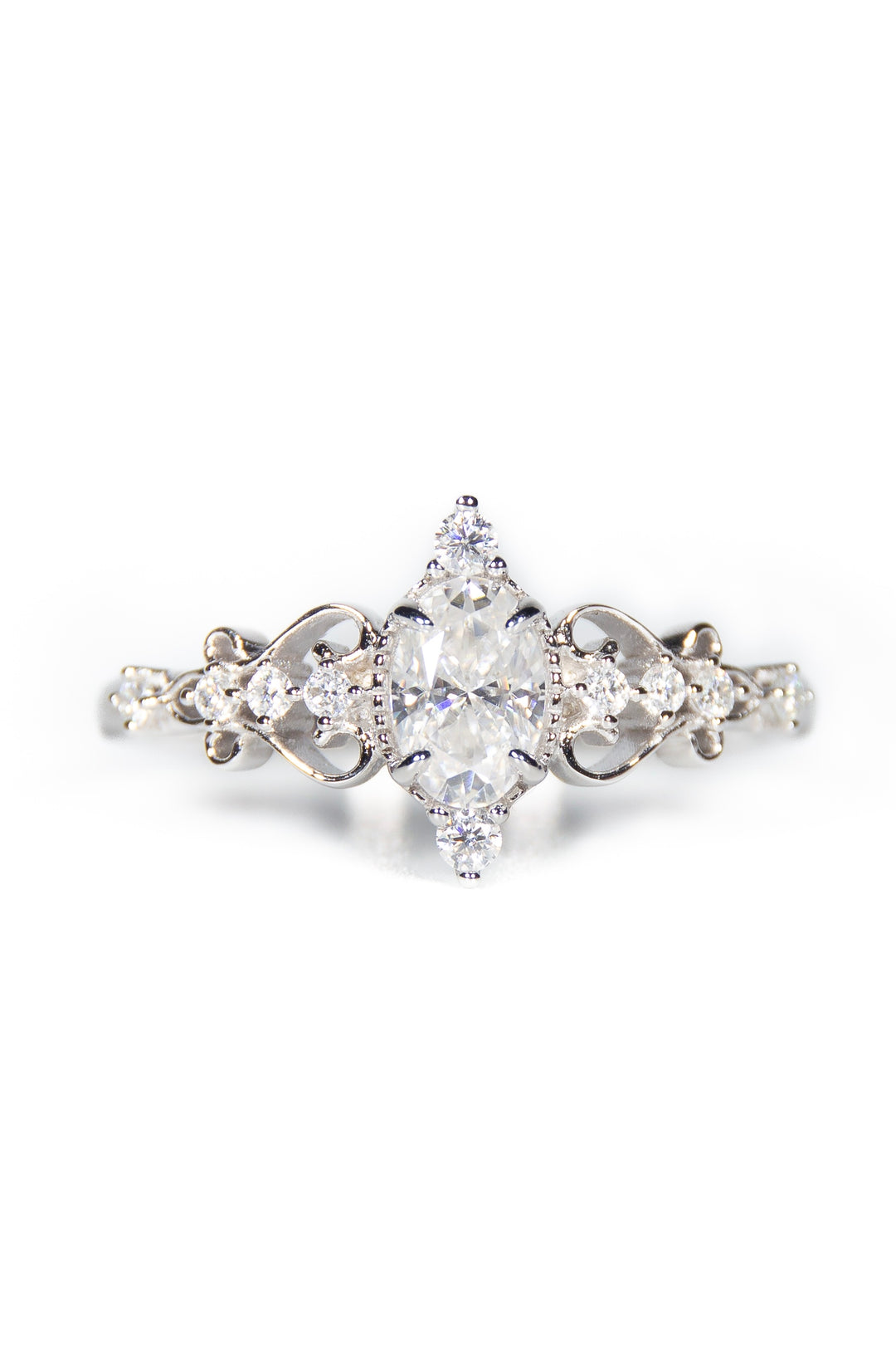 anello in argento placcato oro bianco, una corona impreziosita con un bellissimo zircone taglio marquise, intagli floreali sulle spallette con pavé di moissanite