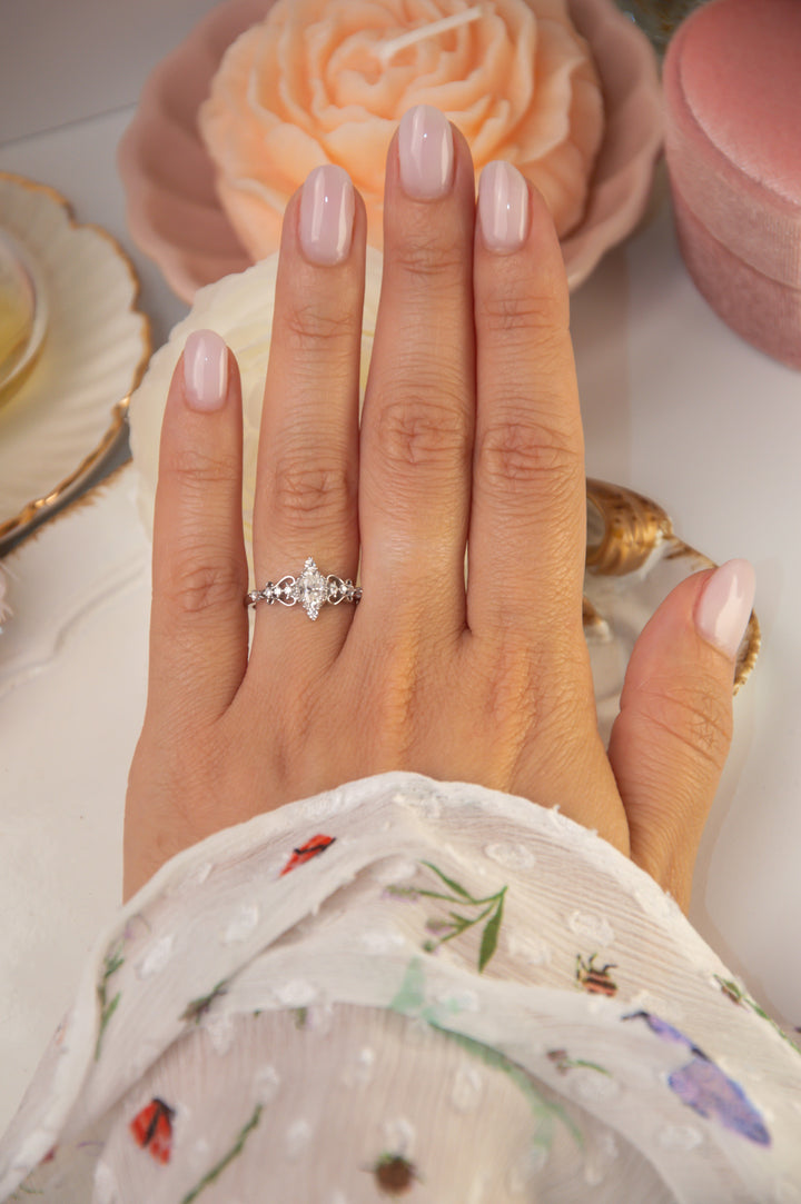 anello di fidanzamento in oro bianco e zirconi indossato